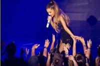 Konser Ariana Grande Berkucuran Air Mata 