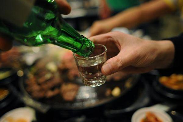 Soju merupakan salah satu minuman beralkohol yang paling digilai di Korea. Tahukah Anda, ada aturan unik untuk mulai meminumnya.
