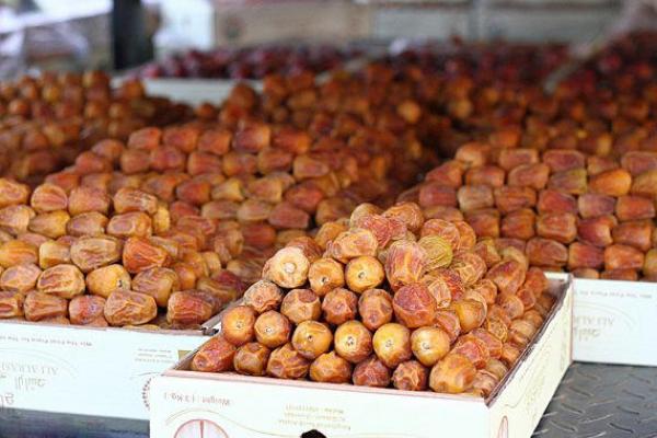 Kandungan magnesium di dalam kurma mengurangi peradangan di arteri, menurunkan tekanan darah tinggi, menurunkan risiko penyakit jantung.