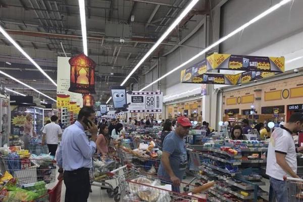 Pengguna media sosial melaporkan “panic buying,” dengan gambar keranjang belanja penuh dan sejumlah rak kosong