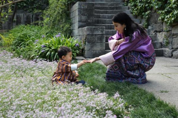 Pangeran Bhutan atau biasa dijuluki sebagai Pangeran Naga yang baru berusia 1 tahun, terlihat sangat lucu dalam sebuah foto resmi yang dirilis oleh keluarga kerajaan Bhutan