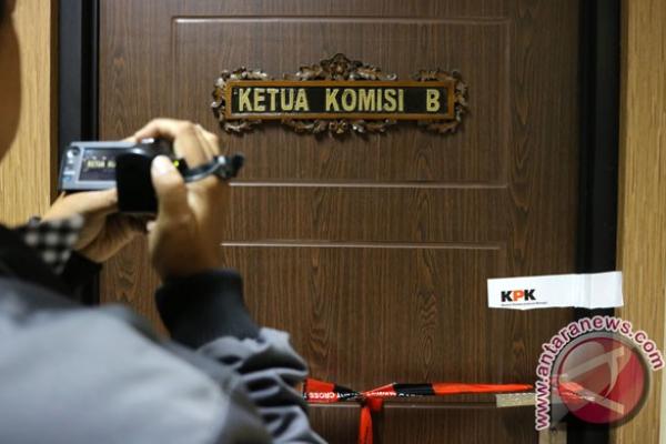 Mereka sebelumnya ditangkap dalam operasi tangkap tangan KPK terkait pemberian uang ke anggota DPRD Jawa Timur.