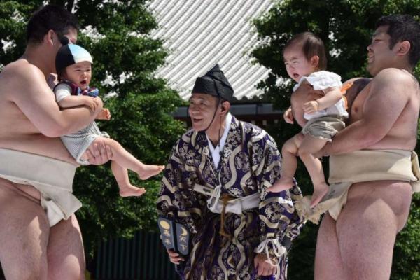 Tangisan bayi terkadang menjadi gangguan bagi beberapa orang, namun di festival yang digelar di Jepang ini, tangisan itu menjadi goal utamanya