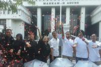 Aksi Bunga Tuntut MA Netral Soal Sengkarut DPD 