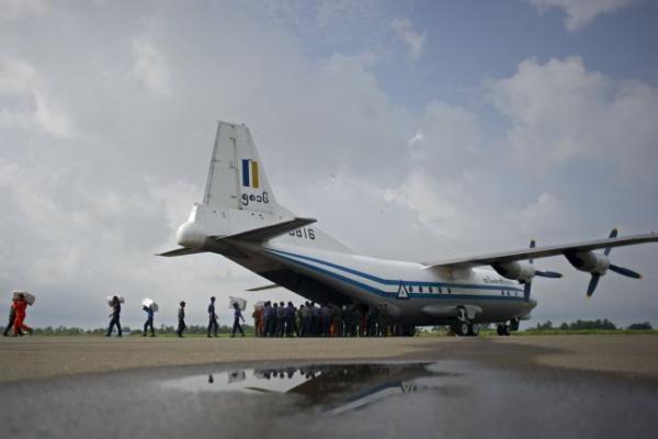 Pesawat militer itu berangkat dari sebuah tempat di pesisir selatan kota Myeik pada sore hari menuju Yangon.