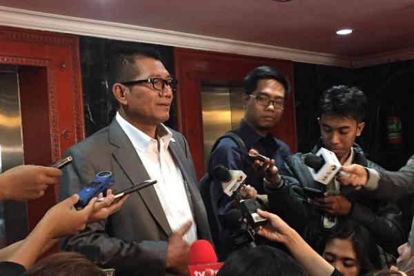 Ketua Pansus Hak Angket KPK Agun Gunandjar meninggalkan rapat dengar pendapat umum dengan Pakar Hukum Tata Negara Mahfud MD.