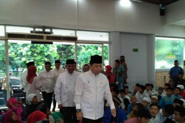Pimpinan DPR menggelar buka puasa bersama dengan ribuan anak yatim, di Masjid Baiturrahman, Gedung DPR, Jakarta, Jumat (9/6).