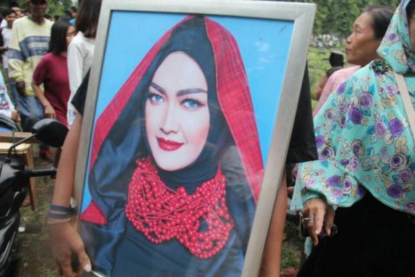 Berikut ini rangkaian foto meninggalnya pedangdut Julia Perez alias Jupe.