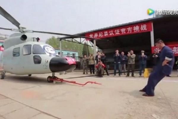 Seorang master Tai Chi asal China ini telah memecahkan rekor dunia setelah berhasil menyeret helikopter lebih dari sepuluh meter hanya dengan menggunakan penisnya