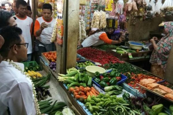 Disambut pedagang serta pembeli, cak Imin tampak langsung berbincang dengan warga saat sidak pasar