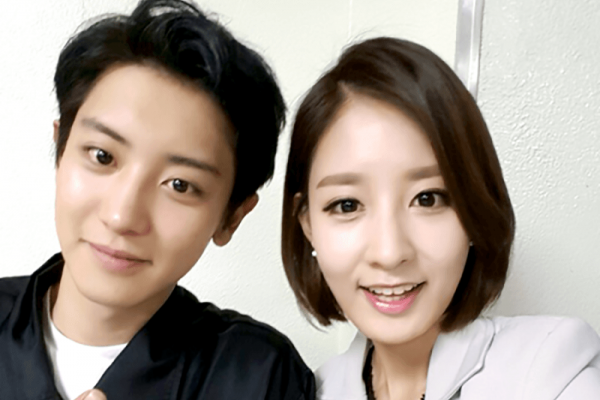 Sepertinya netizen terutama EXO-L sudah tahu kedekatan antara Chanyeol EXO dengan sang kakak Yoora Kedua kakak beradik itu selalu menujukkan supportnya satu sama lain.