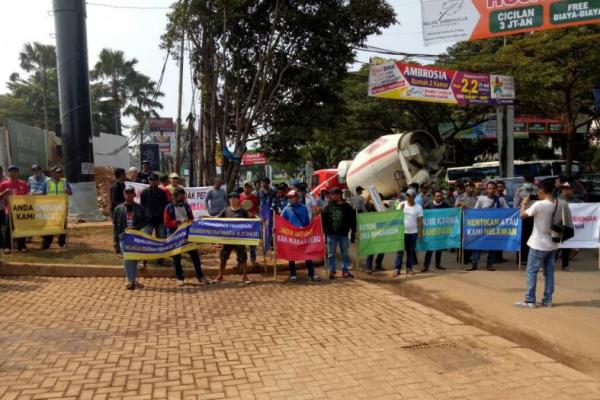 Pembangunan Transpark Cibubur milik Hairul Tanjung ini, menurut warga setempat, pelaksanaan operasional konstruksi pembangunan  sangat mengkhawatirkan. 