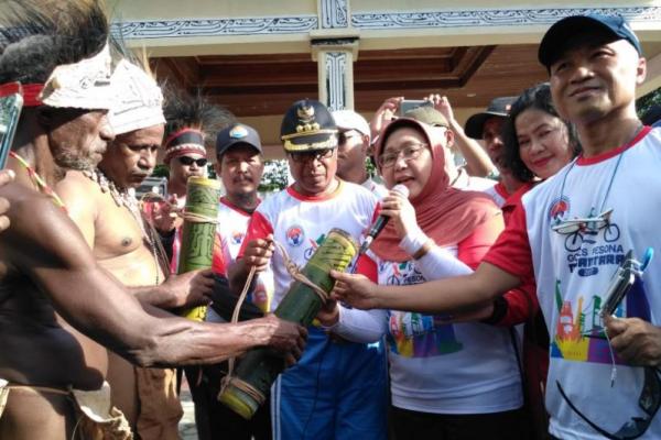 Tua, muda, anak-anak dan orang dewasa tumpah ruah di jalan protokol satu-satunya yang dimiliki Kabupaten Teluk Wondama.