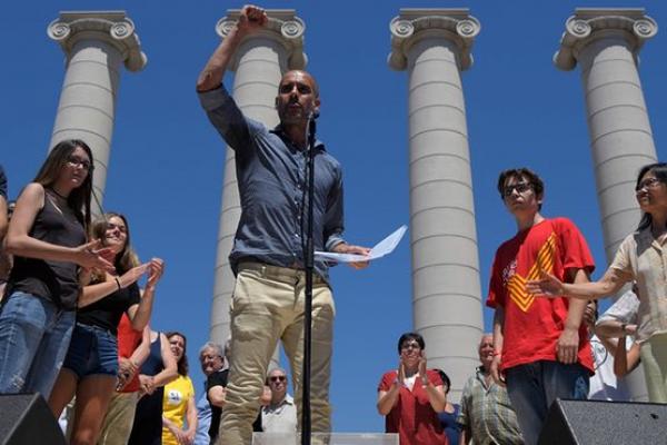 Di hadapan sekira 40 ribu warga Catalunya, Pep Guardiola membacakan sebuah petisi menyuarakan referendum untuk kemerdekaan Catalan.