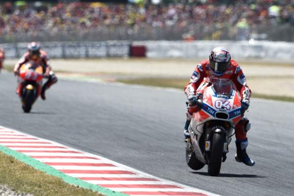 Dovi yang menempati start ketujuh itu, langsung menarik gasnya ke posisi keempat. Pada sisa 18 putaran lagi, dia merangsek melewati rekan setimnya, Jorge Lorenzo.