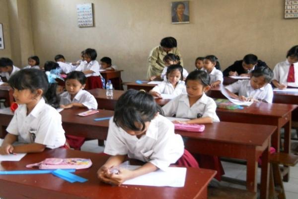 Komisi Perlindungan Anak Indonesia (KPAI) mengimbau para orangtua siswa mengantar anak-anaknya ke sekolah