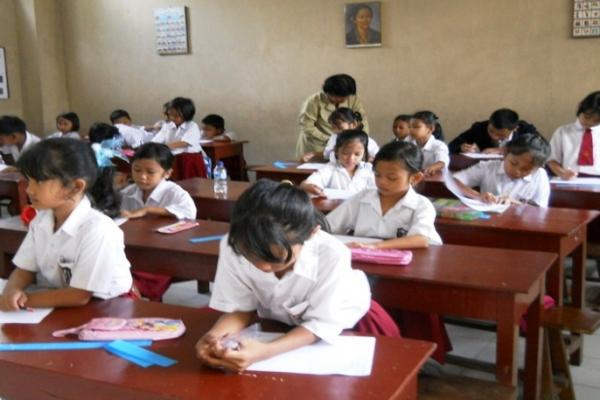 Perlu kerjasama semua pihak baik dari orang tua maupun sekolah untuk menyukseskan gerakan mengantar anak di hari pertama mereka masuk sekolah. 