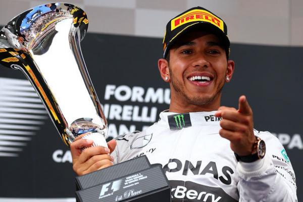 Lima kali juara dunia Lewis Hamilton kembali ke puncak klasemen Formula Satu pada Minggu dengan kemenangan yang nyaman di China