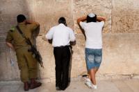 Seorang Wanita Telanjang, Saat Orang Yahudi Berdoa di Jerusalem