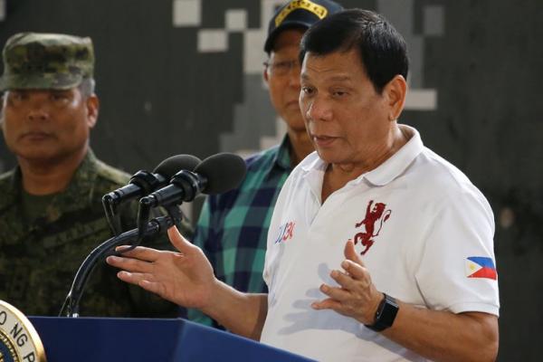 Duterte juga menyalahkan pemerintah Filipina yang dulu karena tidak membangun pertahanan negara di kepulauan Spratly.