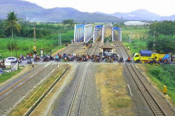 Pada hari biasa waktu yang dibutuhkan dari Pejagan melewati empat perlintasan kereta ini sejauh 60 Km sekitar 4 jam