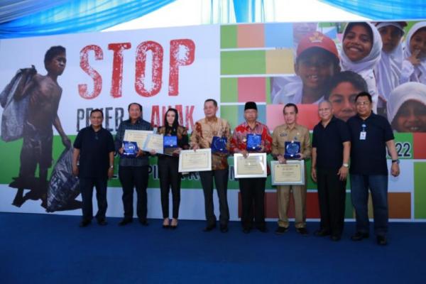 Penghargaan diberikan pada acara Kampanye Indonesia Bebas Pekerja Anak (KIBPA)