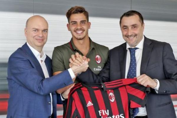 Pemain 21 tahun itu telah meneken kontrak yang mengikatnya di Milan sampai Juni 2022, mencatatkan 32 penampilan di liga untuk Porto musim lalu