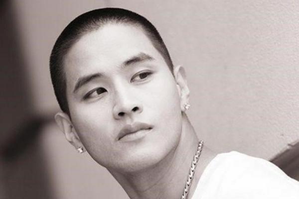 Sebelumnya penyanyi ini adalah salah satu selebriti top Korea pada akhir 90 dan awal 2000an namun karena tindakannya menghindari wajib militer, ia akhirnya diusir dan dilarang masuk negaranya