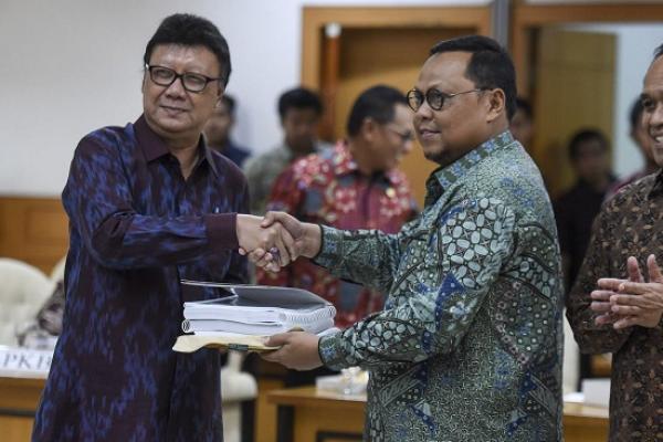 Menteri Dalam Negeri (Mendagri) Tjahjo Kumolo dan Ketua Pansus RUU Pemilu Lukman Edy saling sanjung.