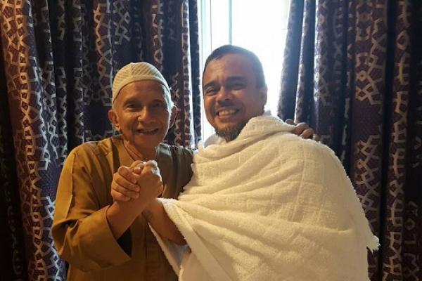 Meski berstatus tersangka dan menjadi buronan polisi, pentolan FPI Rizieq Shihab malah asik bertemu dengan sejumlah tokoh di Tanah Suci Makkah.