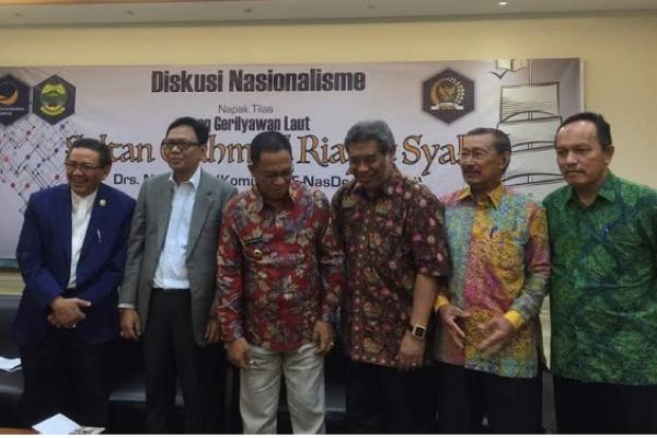 Presiden Jokowi diminta untuk memberi gelar pahlawan nasional Indonesia terhadap Sultan Mahmud Riayat Syah.