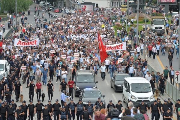 Longmarch yang diikuti ratusan ribu orang itu memrotes vonis yang dijatuhkan kepada Enis Berberoglu.