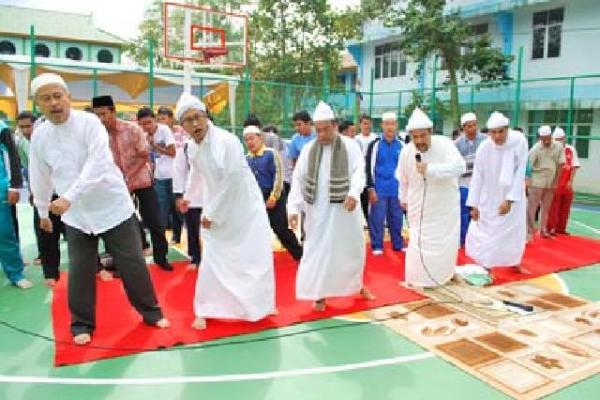 Ternyata gerakan serta bacaan yang ada dalam video yang menjadi viral itu adalah tradisi dzikir Ratib Saman/ Ratib Tegak yang biasa dilakukan oleh sebagian umat muslim di Kerinci, Jambi