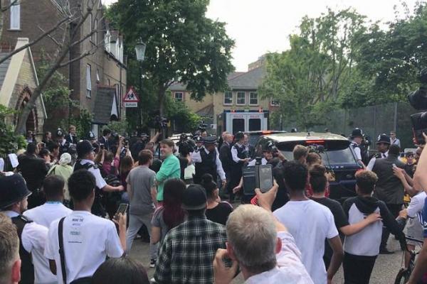 Ratusan demonstran yang menuntut keadilan atas korban terbakarnya Grenfell Tower marah dan mengejar Perdana Menteri Theresa May.