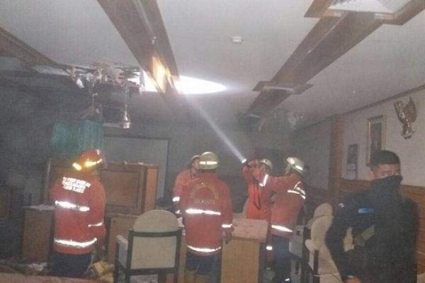 Ruang rapat Pansus C yang terletak di Gedung Nusantara II DPR RI terbakar. Kejadian bermula ketika terdengar alarm di lantai III gedung nusantara II.