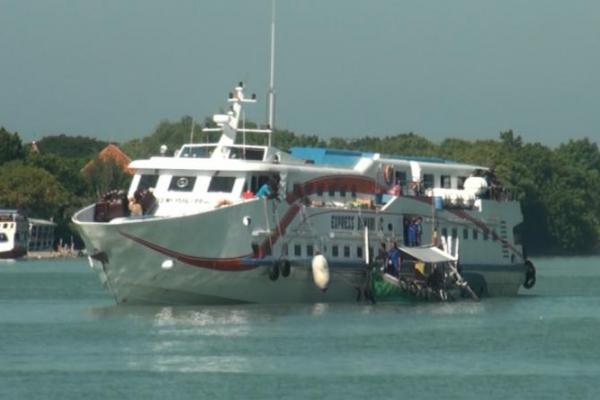 Kapal Express Bahari C9 pada hari Sabtu (17/6) sekitar pukul 17.00 WIB kandas di perairan Pulau Kalosot, Desa Brakas, Raas. Kapal yang sedianya mengangkut penumpang mudik gratis itu kandas diduga tersangkut karang.