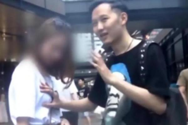 Pesulap asal China ini ditangkap setelah melakukan pelecehan seksual dengan kedok trik sulapnya pada para wanita di Chengdu provinsi Sichuan China.
