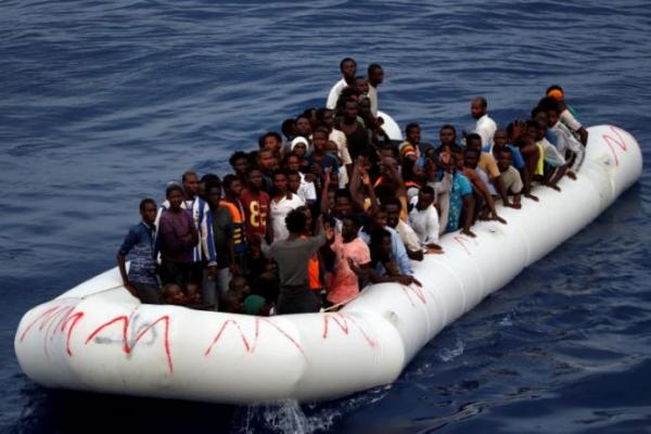 Lebih dari 100 migran yang berasal dari Afrika dan Arab diduga tenggelam, setelah kapal yang mereka tumpangi terbalik