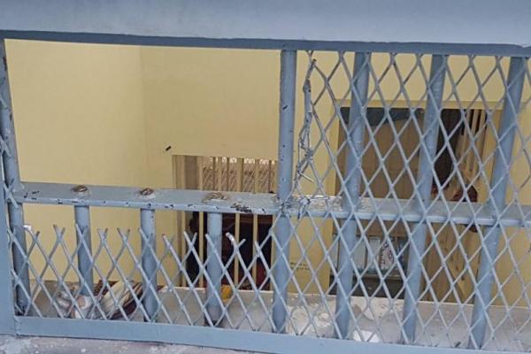 Dua tahanan kasus tindak pidana narkoba ini melarikan diri setelah membobol tembok penjara dengan menggunakan tambang.