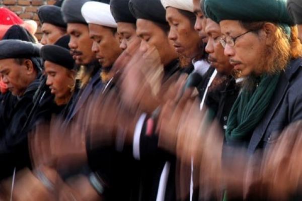 Sekitar 700 orang WNI itu tidak hanya memenuhi Aula Hasanuddin yang berada di lantai 1, tetapi juga memenuhi selasar, lobi, basement dan halaman gedung KBRI.