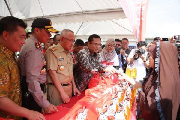 Sinar Mas bekerjasama dengan Pemprov Jambi mendonasikan 10 ribu mushaf Al Quran dan menyalurkan 15 ribu liter minyak goreng.