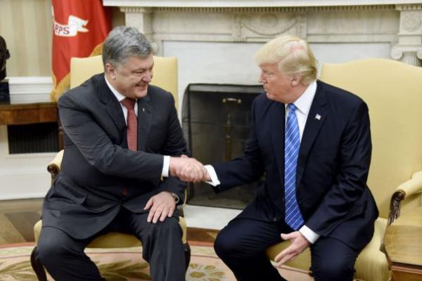 Presiden Amerika Serikat, Donald Trump menjadi tuan rumah Presiden Ukraina Petro Poroshenko di Gedung Putih