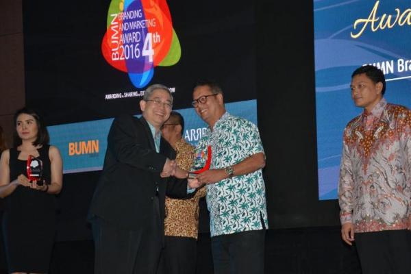 Berkat inovasi serta menjaga kualitas produk yang dihasilkan, PT Pupuk Kujang Cikampek, meraih penghargaan BUMN Branding & Marketing Award 2016 untuk kategori The Best Product Development.