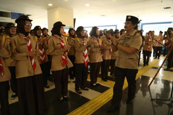 Dengan sukarela, Pramuka di seluruh Indonesia membantu petugas di stasiun, terminal, bandara dan pelabuhan untuk melancarkan mudik 2017.