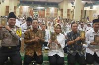 Wali Kota Tangsel Bersama APP Wakafkan Ribuan Mushaf Al Quran