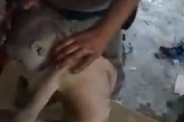 Seorang bocah laki-laki berhasil diselamatkan oleh tentara setelah menghabiskan beberapa hari sendirian di reruntuhan sebuah sekolah