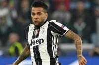 Ups, Dani Alves "Meperin" Ingus ke Ronaldo