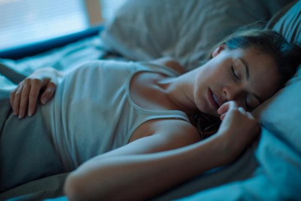 Semakin gelap situasi sekitar Anda saat tidur malam, maka jumlah melatonin juga akan optimal bekerja.