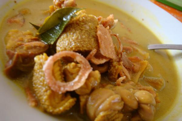 Selain mudik dan silaturrahim, ada tradisi yang hampir tidak pernah absen, yakni memasak opor ayam.