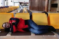 Foto hanif Tidur di Kursi Bandara Viral di Media Sosial  
